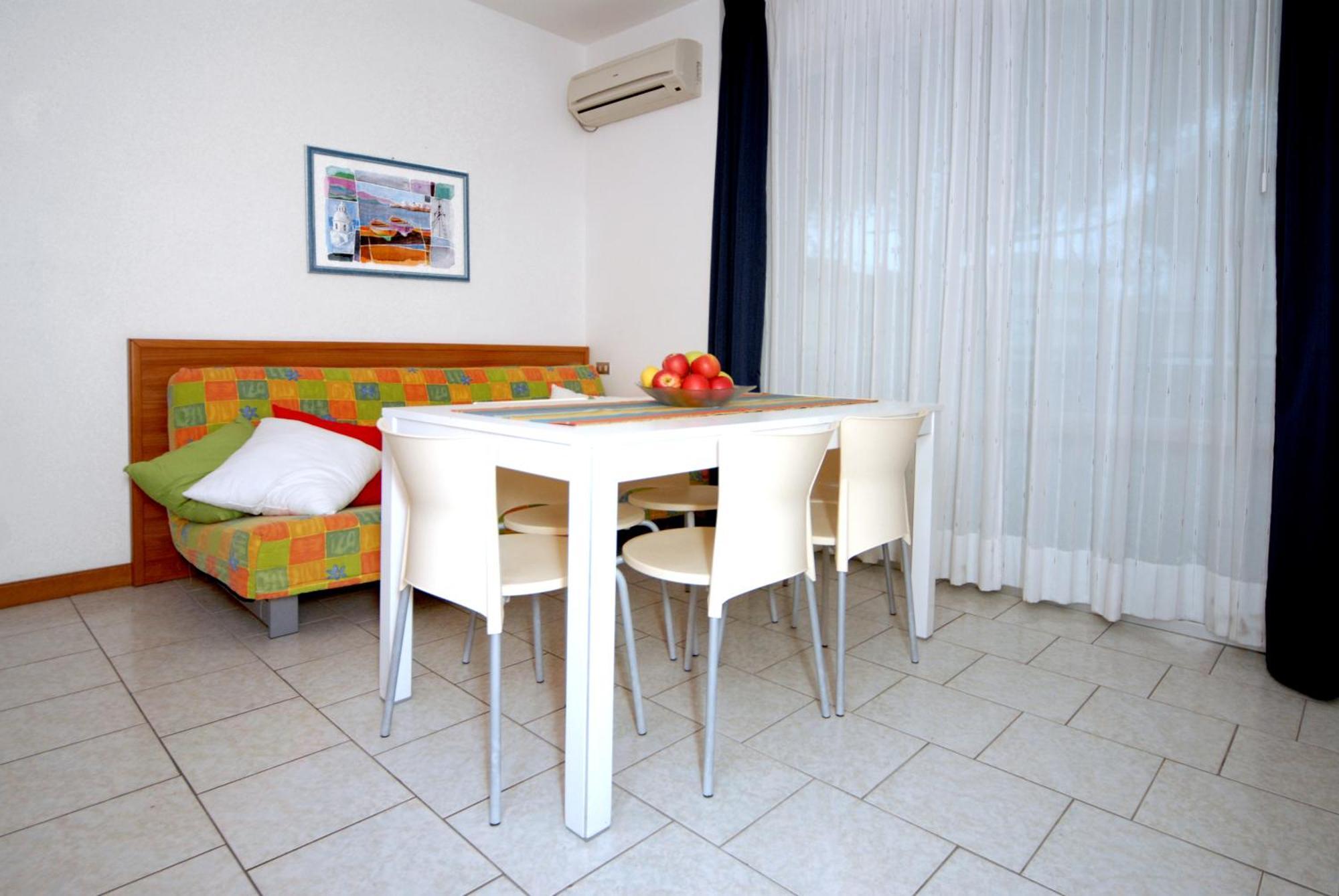 Elios Apartment Бибионе Екстериор снимка